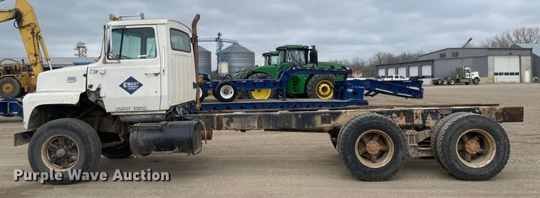 image for item MJ9594 1988 Ford  LNT8000  truck cab and chassis