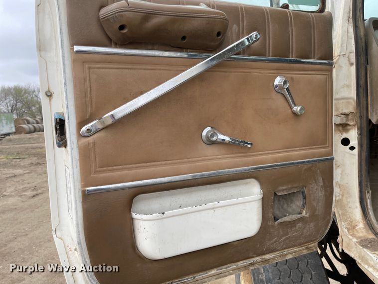 image for item MJ9594 1988 Ford  LNT8000  truck cab and chassis