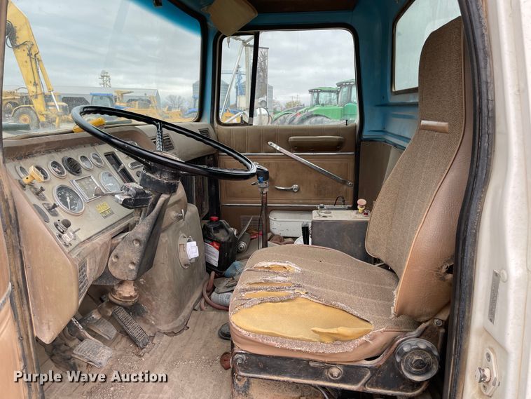 image for item MJ9594 1988 Ford  LNT8000  truck cab and chassis