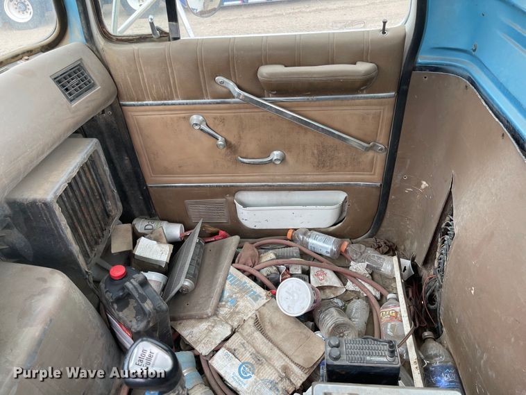 image for item MJ9594 1988 Ford  LNT8000  truck cab and chassis