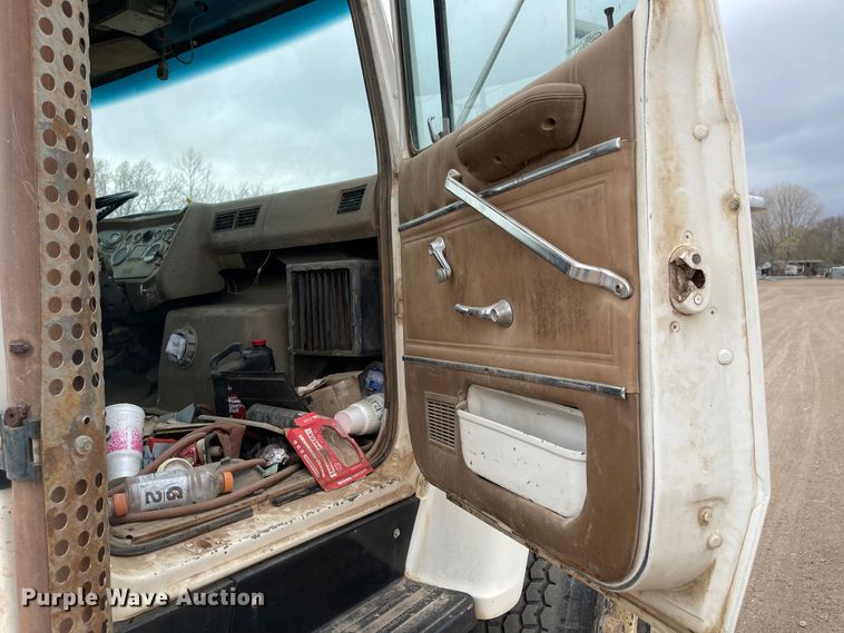 image for item MJ9594 1988 Ford  LNT8000  truck cab and chassis