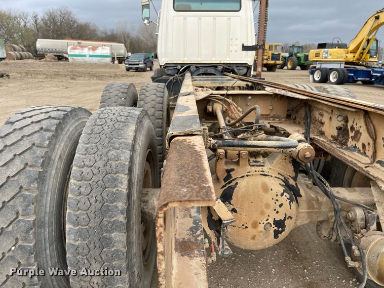 image for item MJ9594 1988 Ford  LNT8000  truck cab and chassis