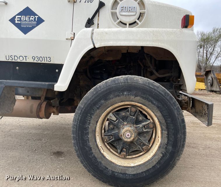 image for item MJ9594 1988 Ford  LNT8000  truck cab and chassis