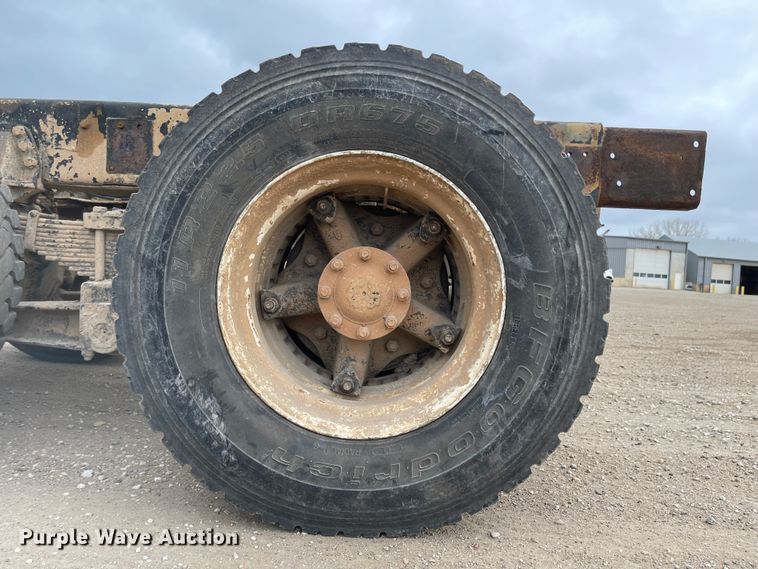 image for item MJ9594 1988 Ford  LNT8000  truck cab and chassis