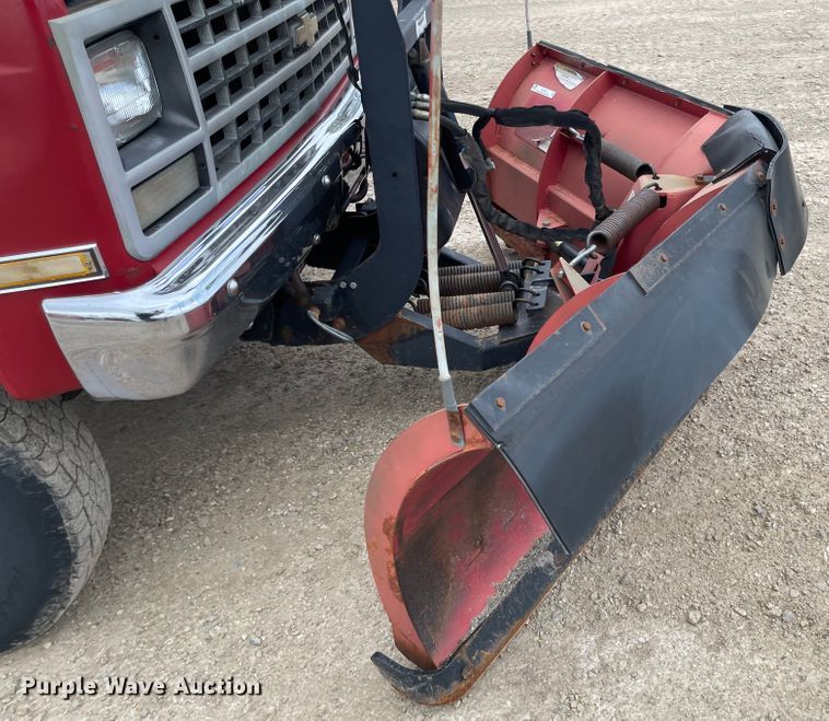 image for item MJ9634 Boss  8' 2" W V-blade snow plow