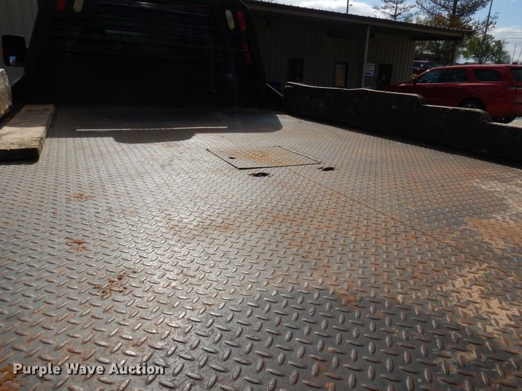 image for item DH8990 2010 Ford F550 Super Duty XLT  flatbed truck