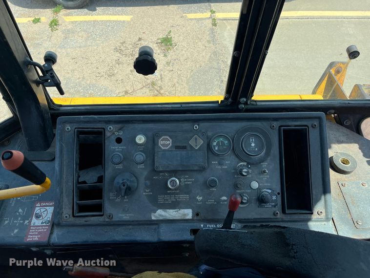 image for item DI1883 1989 John Deere 310C  backhoe