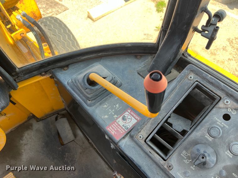 image for item DI1883 1989 John Deere 310C  backhoe