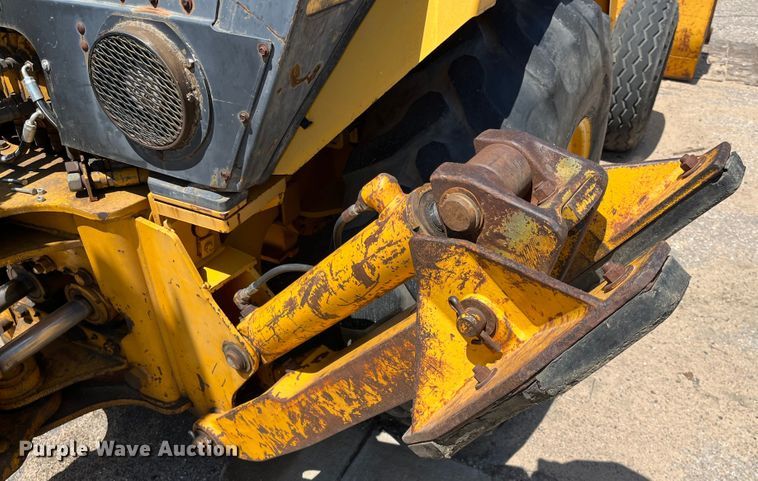 image for item DI1883 1989 John Deere 310C  backhoe