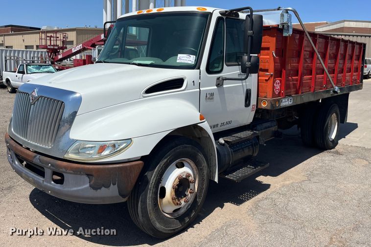 image for item DI1890 2003 International 4200  grain truck