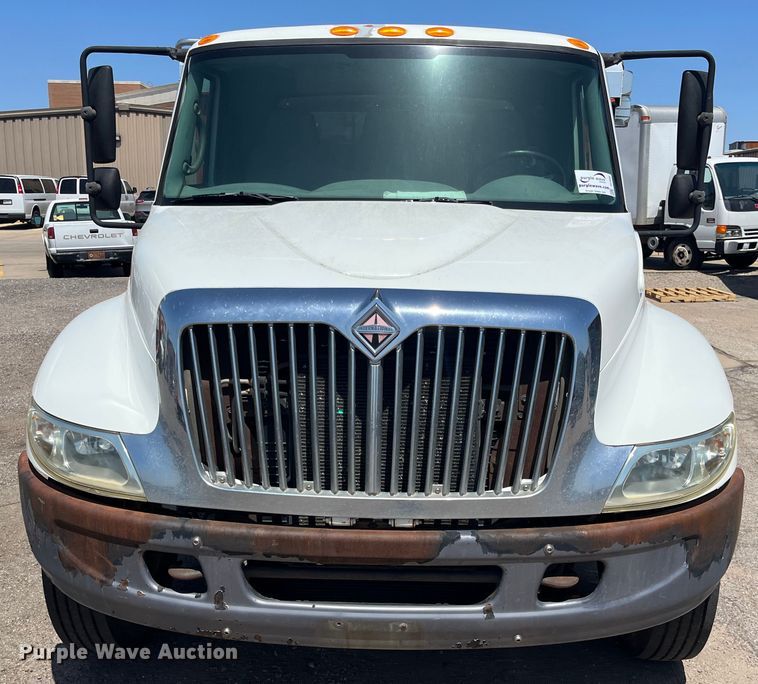 image for item DI1890 2003 International 4200  grain truck