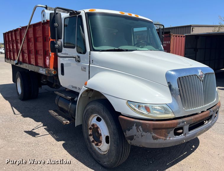 image for item DI1890 2003 International 4200  grain truck