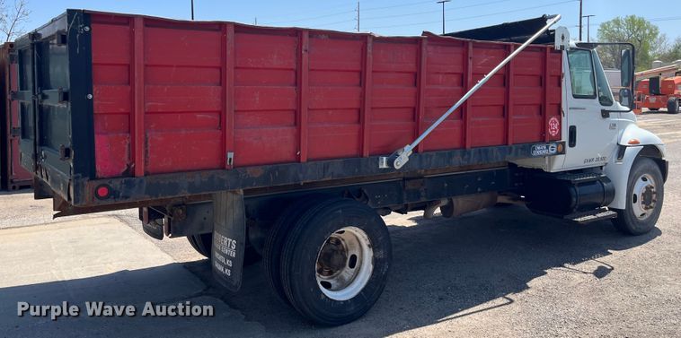 image for item DI1890 2003 International 4200  grain truck