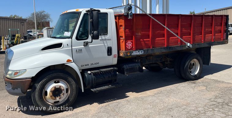 image for item DI1890 2003 International 4200  grain truck