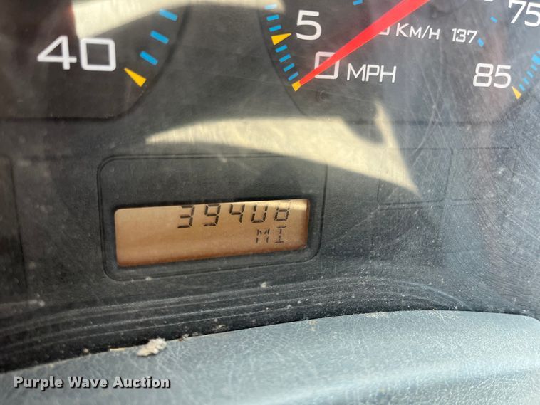 image for item DI1890 2003 International 4200  grain truck