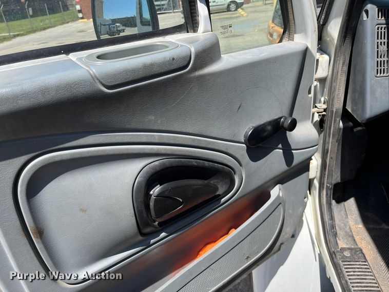 image for item DI1890 2003 International 4200  grain truck