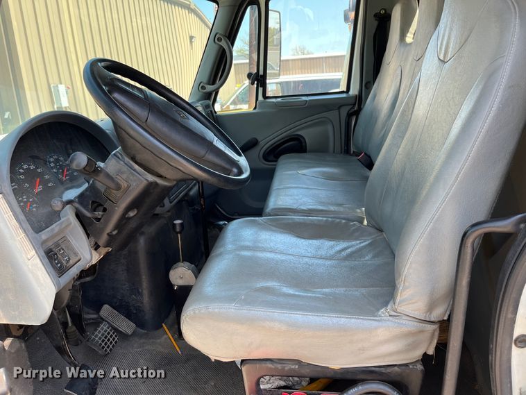 image for item DI1890 2003 International 4200  grain truck