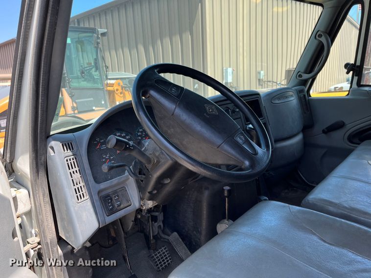 image for item DI1890 2003 International 4200  grain truck