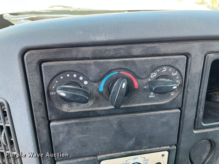 image for item DI1890 2003 International 4200  grain truck