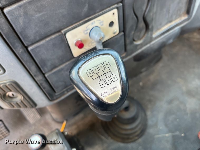 image for item DI1890 2003 International 4200  grain truck