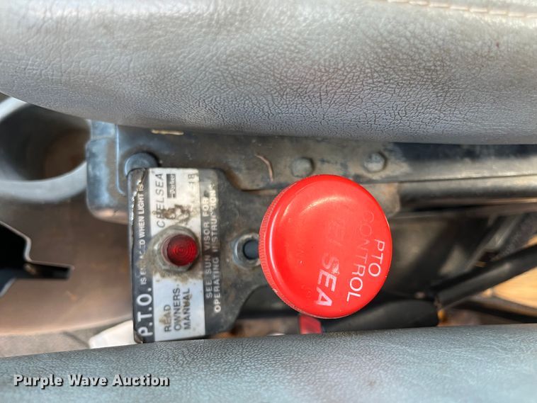 image for item DI1890 2003 International 4200  grain truck