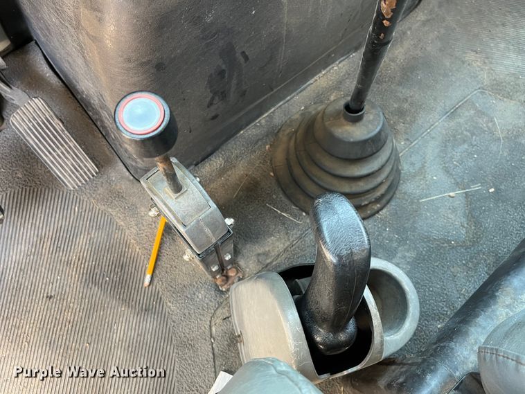 image for item DI1890 2003 International 4200  grain truck