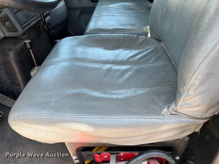 image for item DI1890 2003 International 4200  grain truck