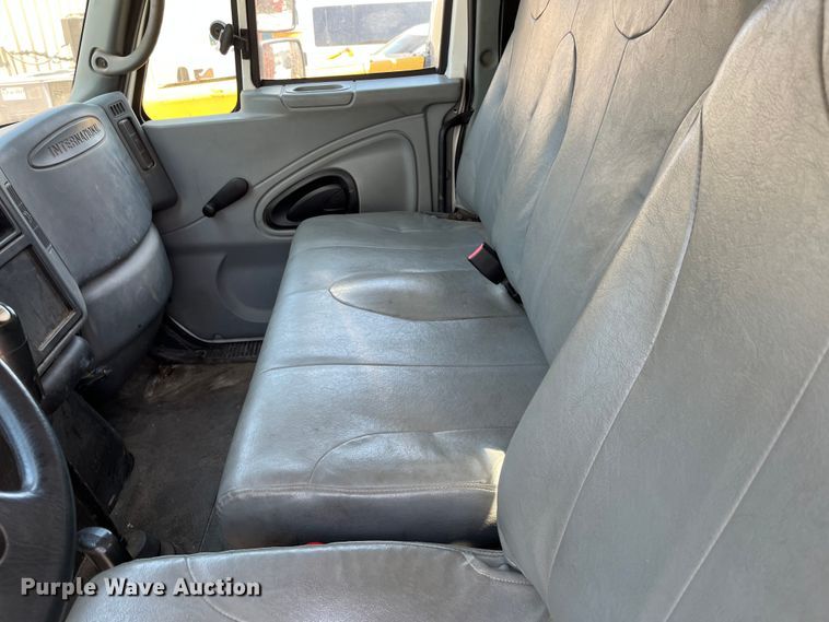 image for item DI1890 2003 International 4200  grain truck