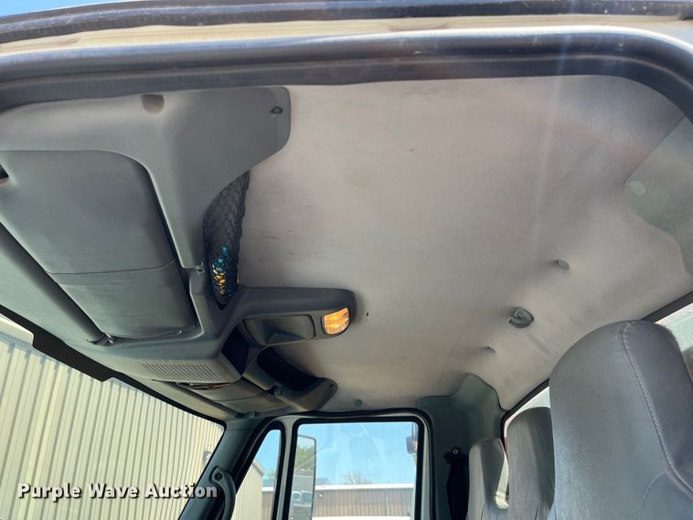 image for item DI1890 2003 International 4200  grain truck