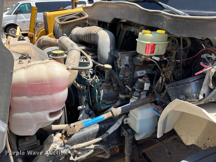 image for item DI1890 2003 International 4200  grain truck