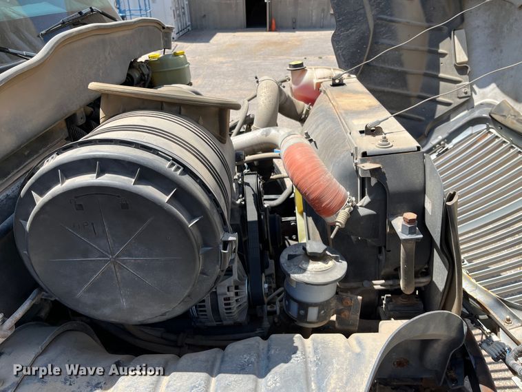 image for item DI1890 2003 International 4200  grain truck