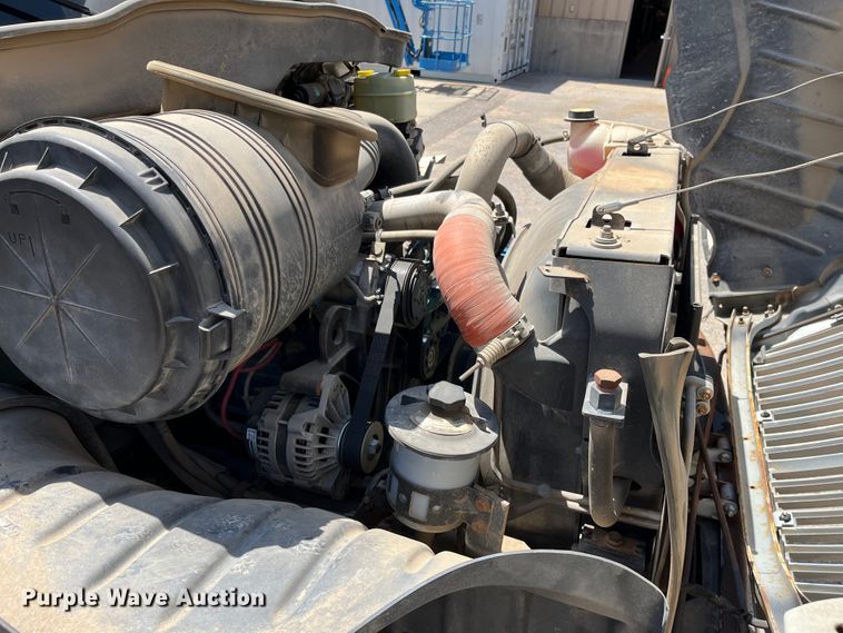 image for item DI1890 2003 International 4200  grain truck