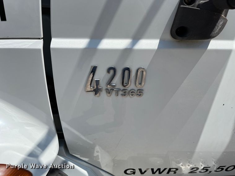 image for item DI1890 2003 International 4200  grain truck