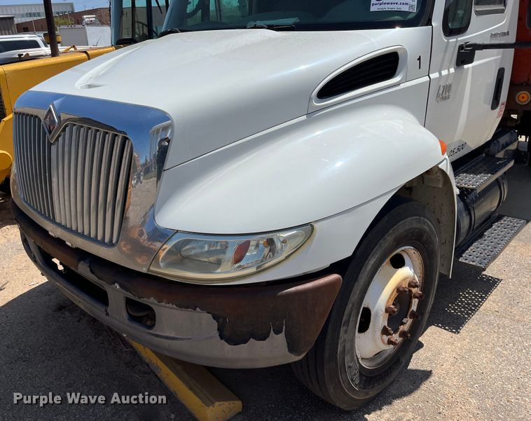 image for item DI1890 2003 International 4200  grain truck