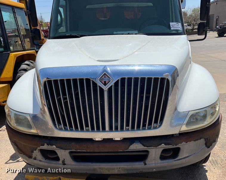 image for item DI1890 2003 International 4200  grain truck