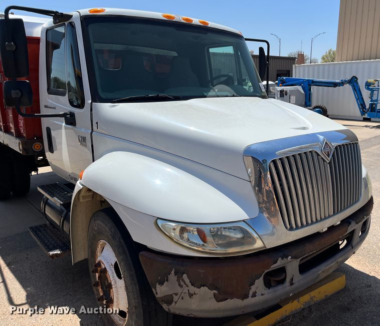 image for item DI1890 2003 International 4200  grain truck