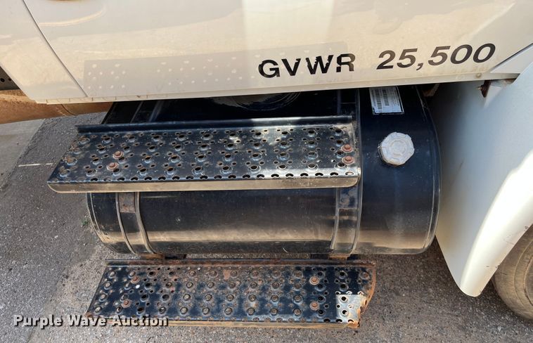 image for item DI1890 2003 International 4200  grain truck