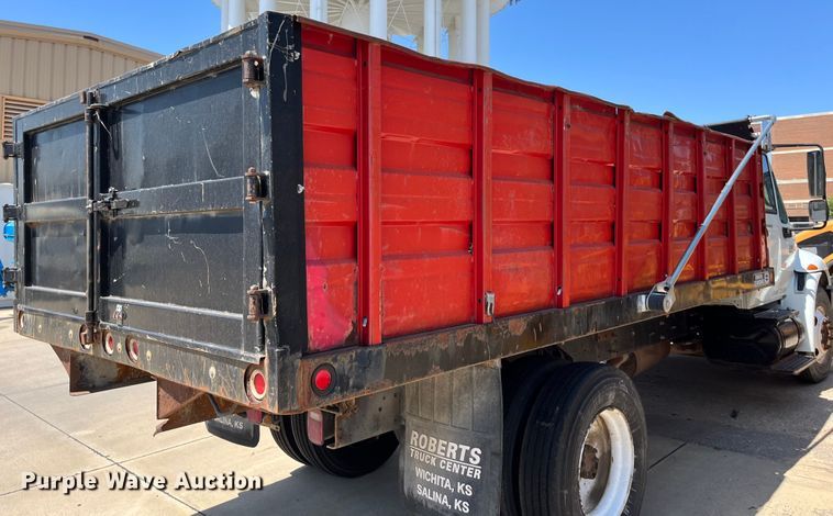 image for item DI1890 2003 International 4200  grain truck