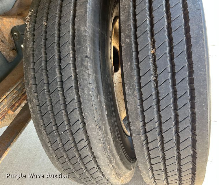 image for item DI1890 2003 International 4200  grain truck