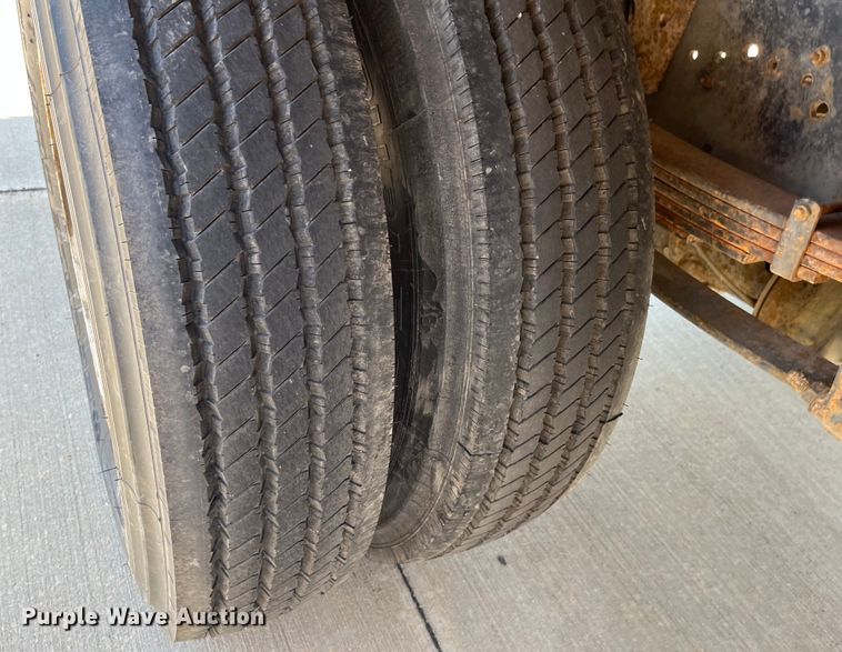 image for item DI1890 2003 International 4200  grain truck