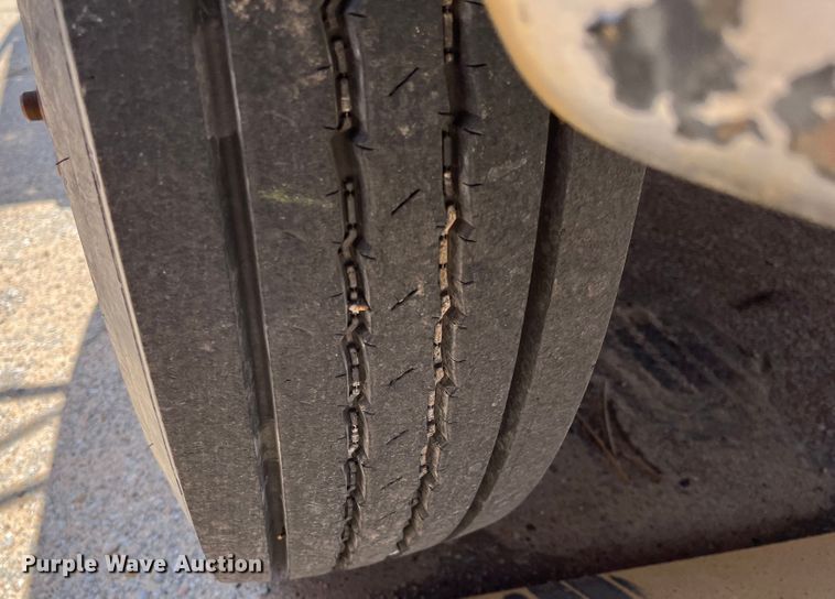 image for item DI1890 2003 International 4200  grain truck