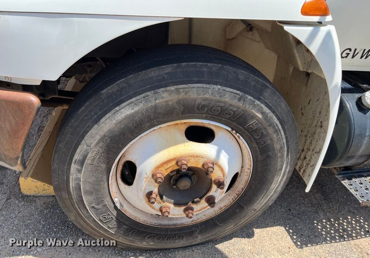 image for item DI1890 2003 International 4200  grain truck