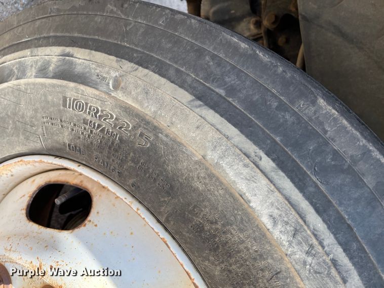 image for item DI1890 2003 International 4200  grain truck