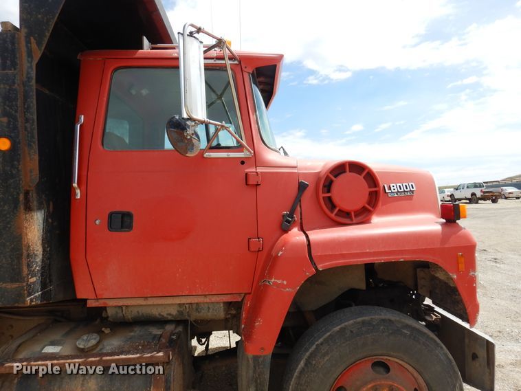 image for item DK0829 1995 Ford LNT8000  dump truck