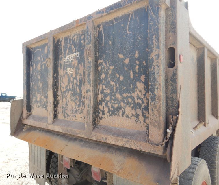 image for item DK0829 1995 Ford LNT8000  dump truck