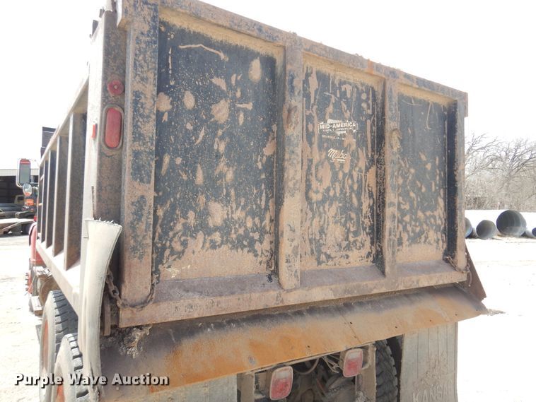 image for item DK0829 1995 Ford LNT8000  dump truck