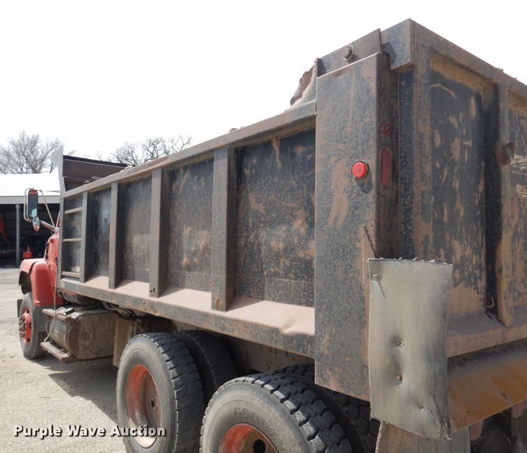 image for item DK0829 1995 Ford LNT8000  dump truck