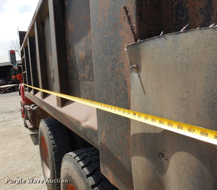 image for item DK0829 1995 Ford LNT8000  dump truck