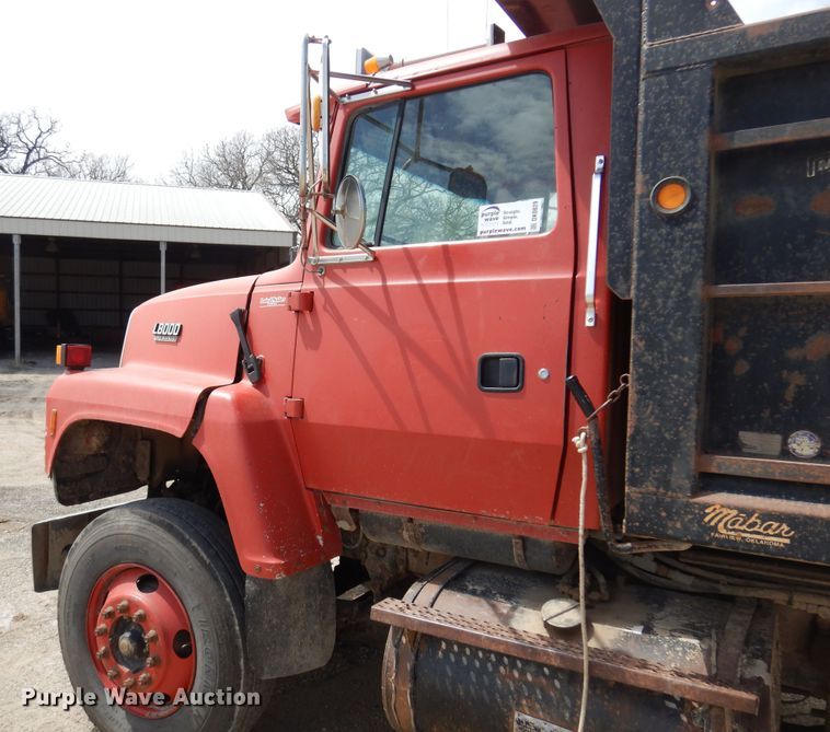 image for item DK0829 1995 Ford LNT8000  dump truck