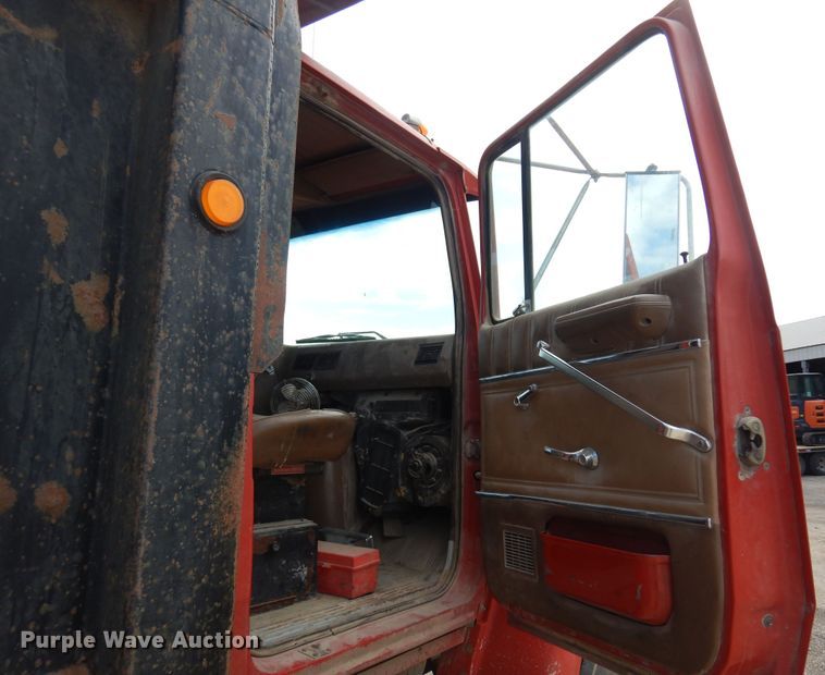 image for item DK0829 1995 Ford LNT8000  dump truck